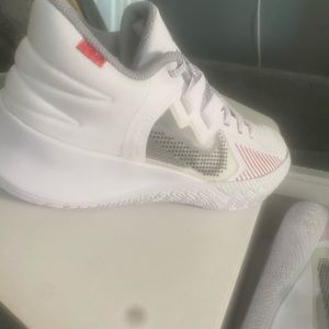 NIKE KYRIE FLYTRAP MENS (Unisex) BASKETBALL SHOES NEW in Box SIZE 7.5